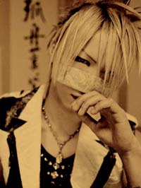 Reita (baixista).