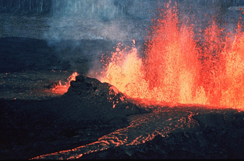  Um ambiente hostil e quente com um vulcão sempre a derramar lava. Essa é a descrição da Ilha da Rainha da Morte