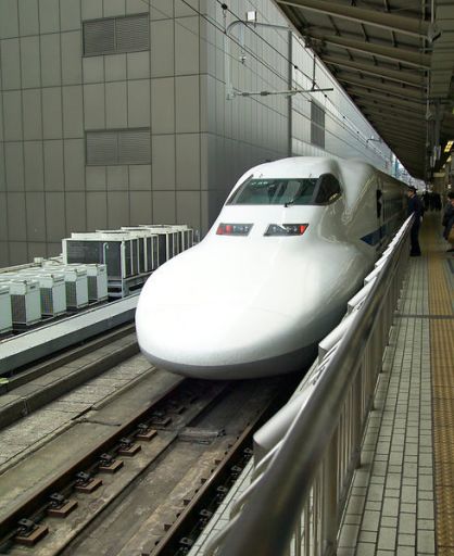 o trem 700 na estaçã.