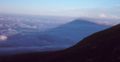 Sombra do Fuji-san projectada sobre o tecto de nuvens.