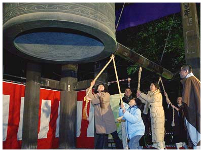 Cerimônia de tocar o sino.