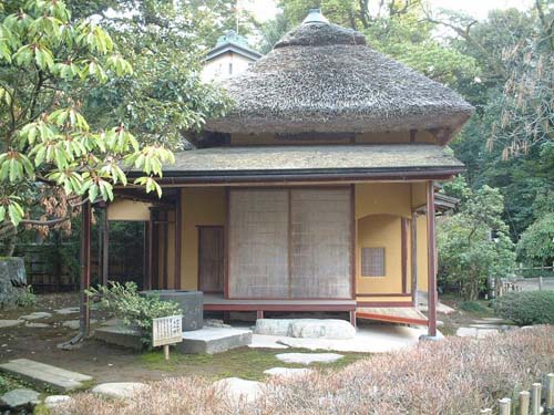 Uma casa de chá japonesa, que reflete a estética wabi-sabi na Kenroku-en (兼六园) Jardim.