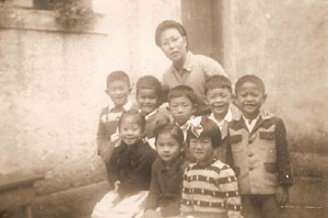 Fumiko Sugai e alunos.