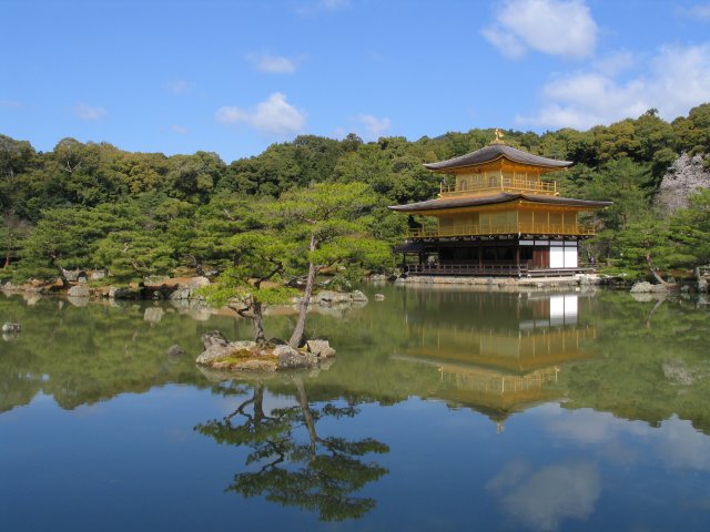 O Kinkaku-ji e o Kyōko-chi que o rodeia