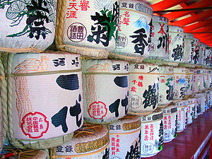 Barris de saquê no Templo Itsukushima.