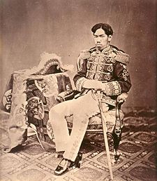 Retrato fotográfico oficial do Imperador de 21 anos Meiji, em 1873.