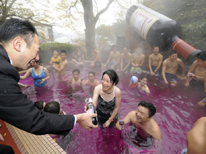 Spa de vinho ao ar livre, acontece uma vez por ano no resort Hakone Kowakien Yunessun