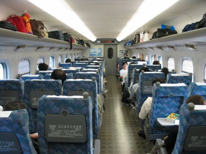 o interior do trem.