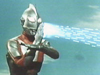 Ultraman disparando seu Raio