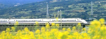 A 300 shinkansen começou a operar em 1992 e chega a uma velocidade máxima de 270 km/hora.