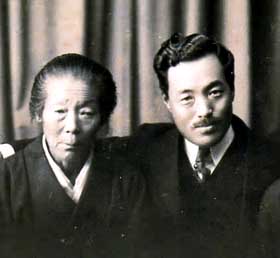 Hideyo Noguchi e sua mãe.