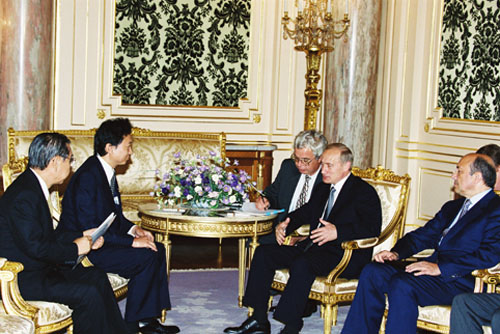 Yukio Hatoyama (segundo da esquerda), então líder da oposição no Parlamento, em encontro com Vladimir Putin.