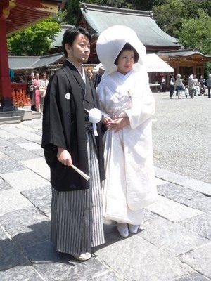 Noivos japoneses de traje tradiconal.