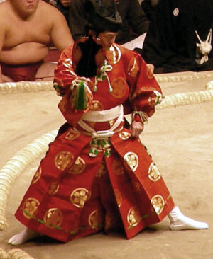 Gyoji (árbitro) com gunbai (leque).