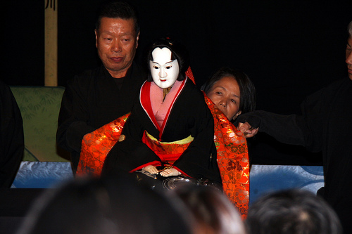 Ningyo-joururi: teatro tradicional de bonecos.