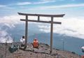Torii perto do topo do Fuji-san.