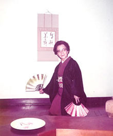 Sra. Suiko, espoda do Sr. Masao, de kimono