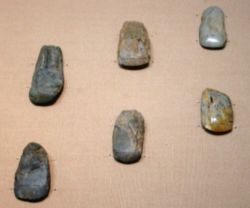 Machados de pedra lascada e polida do paleolítico japonês. Museu Nacional de Tokio