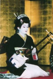 Mulher tocando Shamisen